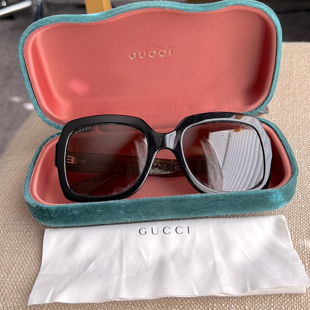 Gucci wide black frame